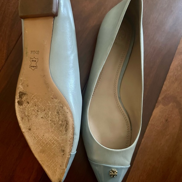 Tory Burch Fairfield Blue Gold Leather Pointed Cap Toe Pumps - Picture 2 of 5